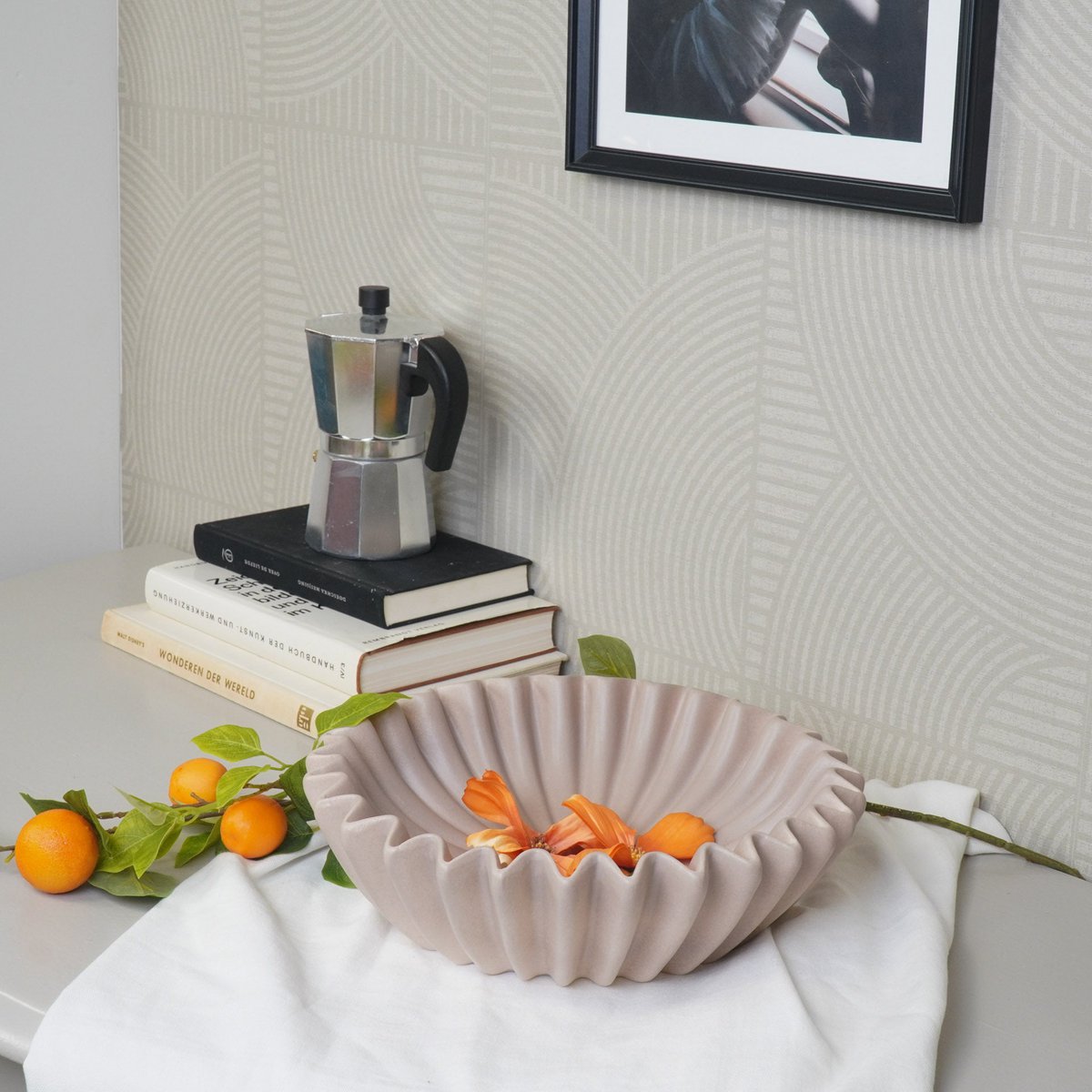 Geplooide Keramische Kom – Taupe (29,5 x 29,5 x 9 cm) ☕