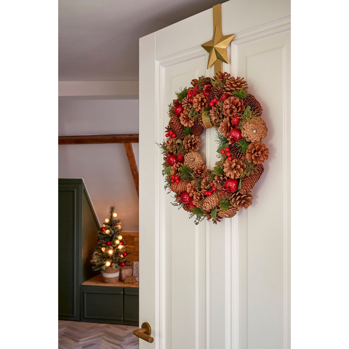 Landon Kerstkrans met Dennenappels – H9 x Ø45 cm – Bruin